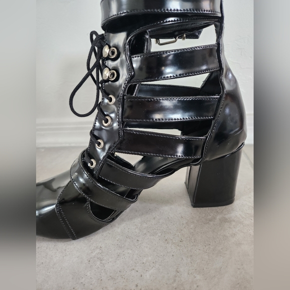 Boots - Picture 4 of 8